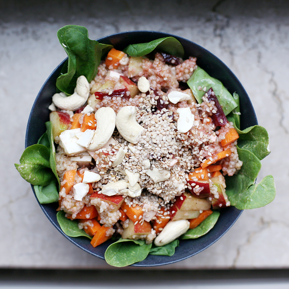 Rezept: Rote Beete Salat auf Spinat mit Sesam Topping - amazed