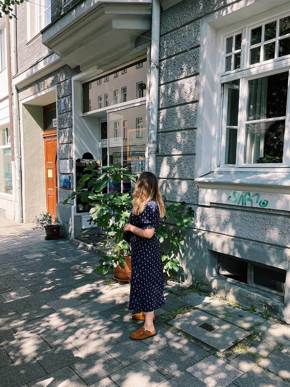 Outfit blaues Midikleid