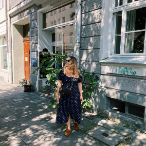 Outfit blaues Midikleid