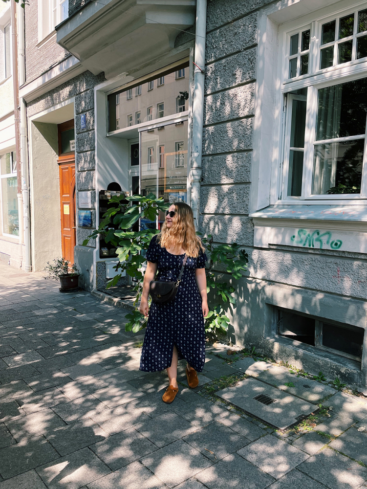 Outfit blaues Midikleid